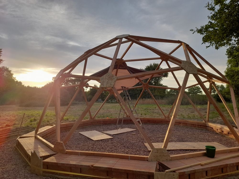 Construire un dôme géodésique en bottes de paille Chantier participatif à Campénéac, Morbihan (56)