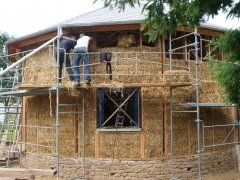 Une maison ronde en paille!