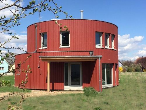 Maison originale, ronde et rouge ! 