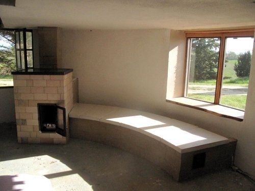 Un poêle de masse Batchrocket dans un silo transformé en habitation