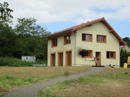 Enduit de finition sur maison en Paille