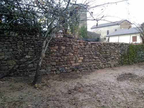 mur de soutènement en pierres sèches