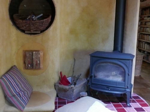 réalisation d'un mur d'accumulation de chaleur en BTC et enduits terre.