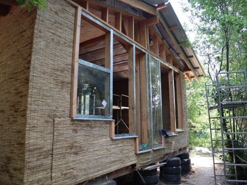 Extension ossature bois , pneus, roseau, riz, terre