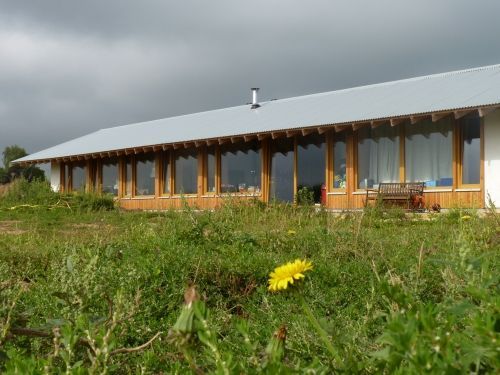 Une longère en paille porteuse ouverte sur l'horizon