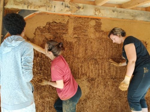 Accompagnement Chantier participatif : Enduit de Corps sur mur paille