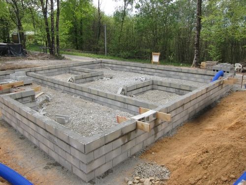 Fondation et soubassement pour maison en paille