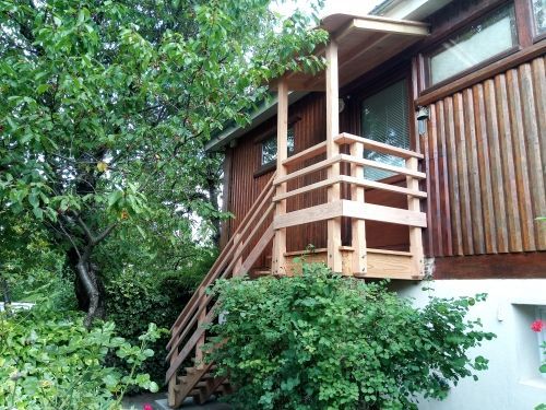 Reconstruction d’un ensemble escalier et palier avec auvent.