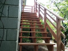 Reconstruction d’un ensemble escalier et palier avec auvent.