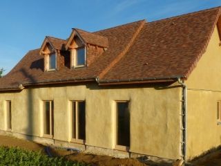 Enduits de finition chaux-sable sur murs en paille