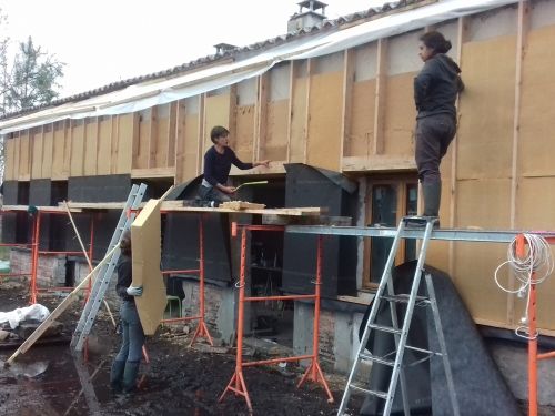 ITE plus bardage, dalles en chaux, pouzzolane et drain ventilé