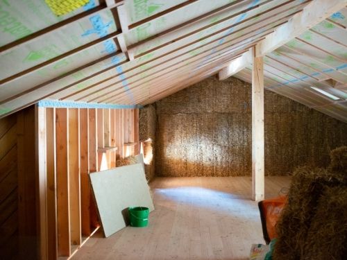 Chantier paille dans une bâtisse neuve de village