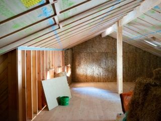 Chantier paille dans une bâtisse neuve de village