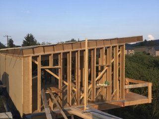 Maison bioclimatique adossée à la colline construite en 4 mois en bois et paille.