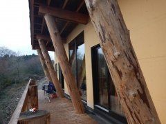 Maison bioclimatique adossée à la colline construite en 4 mois en bois et paille.