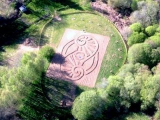 Une double spirale d'or reliée