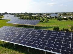 pose de panneaux photovoltaiques sur 8 ombrières à volailles de 50 kw (soit un plus de 400 kwc) pour notre partenaire novafrance energy à loireauxence en loire atlantique