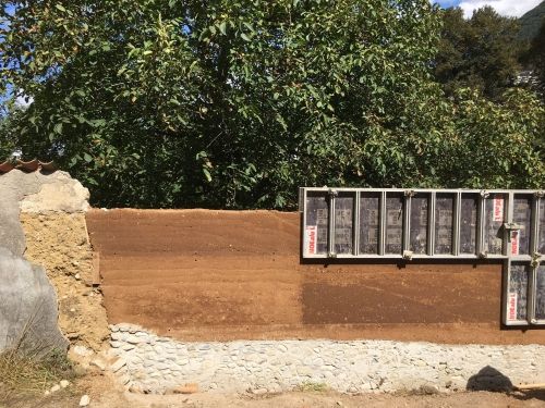 Mur de clôture en pisé au monastère de la Visitation