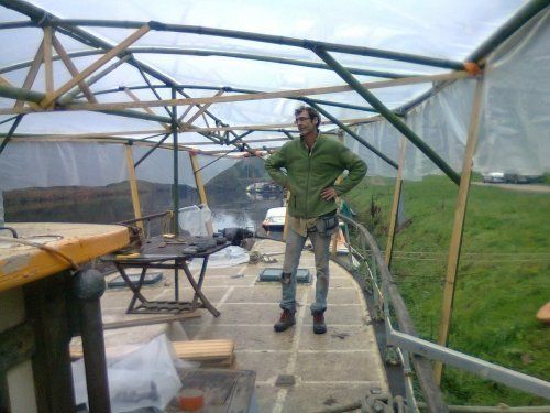 Toit pagode en bambous, dalle école de cirque, fondations romaines maison paille
