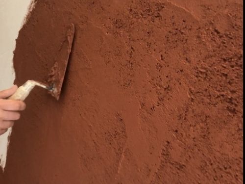 Chantier participatif enduit terre décoratif