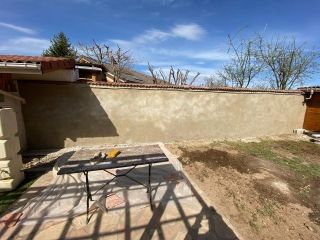 Enduit chaux sur mur en pisé