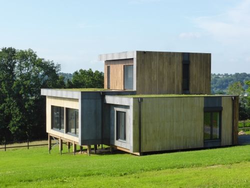 Maison sur pilotis sur la coline.