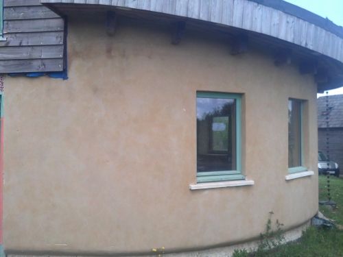 enduit de finition sur maison ossature bois paille arrondie façade ouest