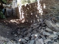 Réalisation d'un mur en pierre hourdé à la chaux à St Gildas de Rhuys