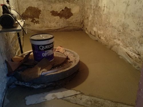 Petite dalle chaux dans une cave