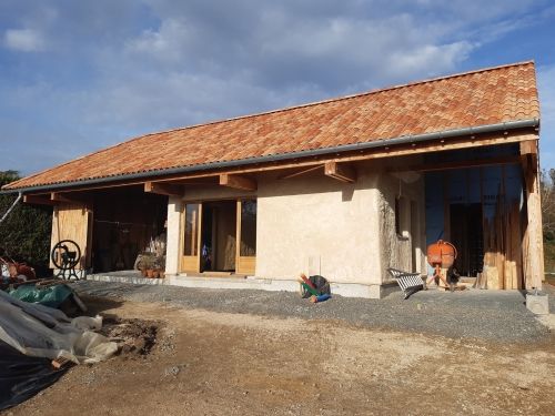 Structure d'une maison isolée en paille