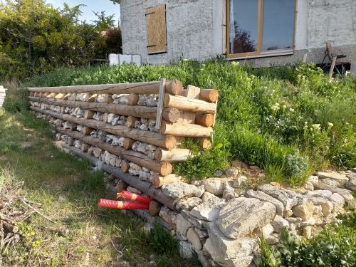 Mur de soutènement en rondins de mélèze