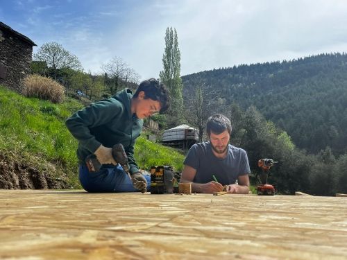 Plateforme pour yourte sur poutres en châtaignier brut