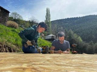 Plateforme pour yourte sur poutres en châtaignier brut