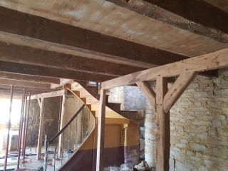 Structure Poteaux Poutres en réemploi sous un solivage