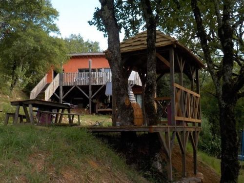La maison accrochée à la colline
