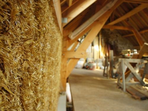 Une réhausse de grange en bottes de paille!