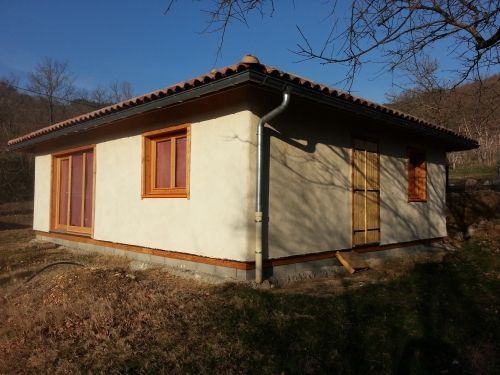 Petite maison paille en autoconstruction partielle