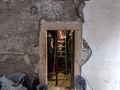 Réhausse d'une ouverture en pierre dans du pisé