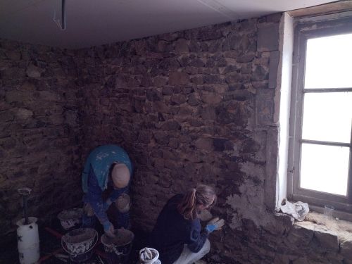 Accompagnement sur de l'enduit terre - paille en correction thermique.