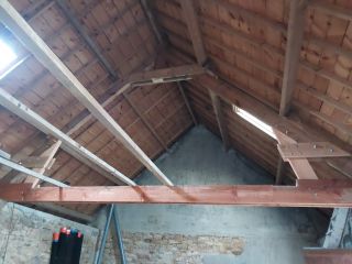 Transformation d'une ferme latine en ferme sur blochets