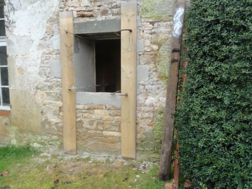 Réalisation d'entourage de fenêtre en fausse pierre