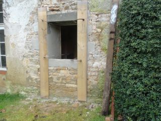 Réalisation d'entourage de fenêtre en fausse pierre