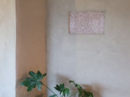 Enduit terre crue sur cloison bloc chanvre