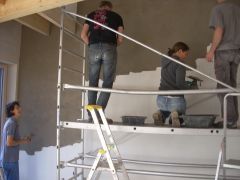 Enduit terre en chantier participatif