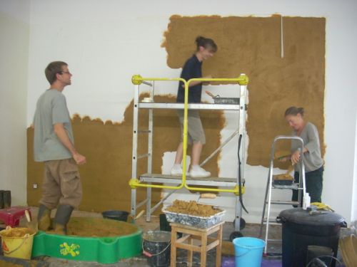 Chantier participatif d'enduits terre et chaux-poudre de marbre avec sgraffitos