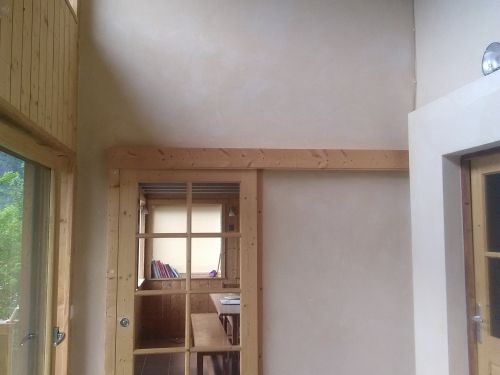 Enduit à la chaux et peinture au fromage blanc