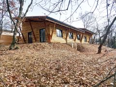 Une maison en bois en symbiose avec la foret