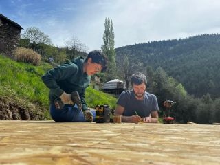 Plateforme pour yourte sur poutres en châtaignier brut