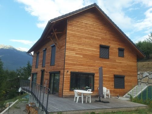 Habitation ossature bois isolé en botte de paille en autoconstruction partiel.