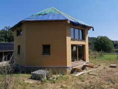 Fenêtre bois dans maison paille 